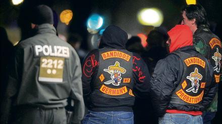 Einsatzort Berlin. Die Polizei kontrollierte in der Nacht zu Sonnabend 250 Bandidos, die ihr Quartier in Berlin-Reinickendorf haben.