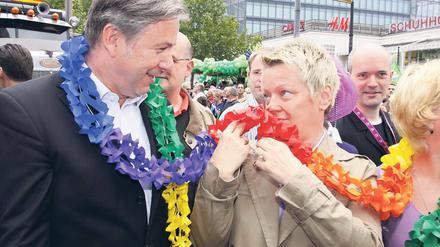 Auf Augenhöhe. Noch hat sich Renate Künast nicht entschieden  doch als grüne Spitzenkandidatin könnte sie dem Regierenden Klaus Wowereit gefährlich werden.