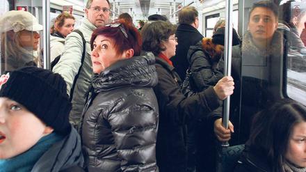 Es bleibt eng. Die Fahrgäste drängen sich in den Zügen, während die Politik noch immer kein Konzept für die dauerhafte Lösung des S-Bahn-Problems hat.