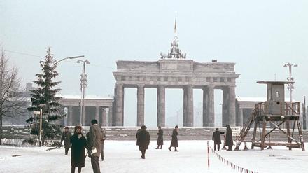 Lichterglanz am Todesstreifen. Mit Weihnachtsbäumen an der Mauer demonstrierten die West-Berliner ihre Verbundenheit mit den Menschen im Osten. Schon 1961 war es so, und 1964, als das Foto entstand, wurden sogar rund 1000 beleuchtete Bäume aufgestellt.