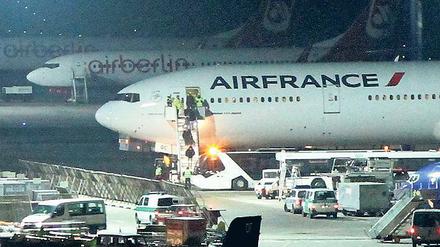 Alarm in Tegel. Das Flugzeug der Air France war auf der Reise nach Peking kurz vor Berlin in Not geraten. Eines der beiden Triebwerke der mit 316 Personen besetzten Boeing 777 war ausgefallen. Die Landung verlief jedoch ohne Probleme, die Passagiere kamen mit dem Schrecken davon. 