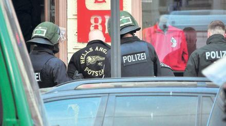 Nächster Einsatz. Wenige Stunden nach den Razzien in Berlin rückte die Polizei im Vereinsheim der Hells Angels in Potsdam ein und durchsuchte die Räume. Die Botschaft: „Potsdam ist kein Rückzugsraum für Rocker aus Berlin“, sagte ein Beamter.