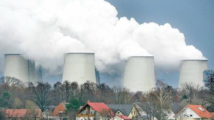 Auch die Köpfe rauchen. Die Vattenfall-Anlage in Jänschwalde (Spree-Neiße) ist nach Konzern-Angaben das größte deutsche Braunkohlekraftwerk. Über die Zukunft wird nachgedacht.