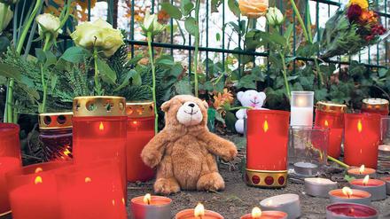 Trauer um Alyssa. Nach dem Mord im November 2013 waren Kerzen und Plüschtiere zum Tatort gebracht worden.