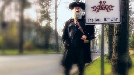 Die Gedanken sind frei. Und der Glaube auch, sagt Rüdiger Weida alias Bruder Spaghettus in Piraten-Gebetstracht. Seine Gaga-Religion kämpft für Religionsfreiheit.