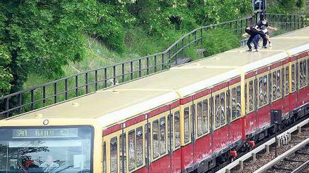 Irres Hobby.Immer wieder klettern lebensmüde Jugendliche aufs Dach und fahren mit. Hier ein Archivbild vom S-Bahn-Ring in Neukölln.