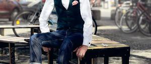 Stilvoll. Günther Anton Krabbenhöft kleidet sich einfach gern so. Dass er dadurch noch Stilikone und Model werden würde, hätte er nicht gedacht. 102 ist er allerdings noch nicht ganz. Aber wie 70 sieht er auch nicht aus, oder?
