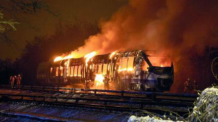 In Flammen. Der Triebwagen fing nahe dem Bahnhof Wuhletal Feuer.