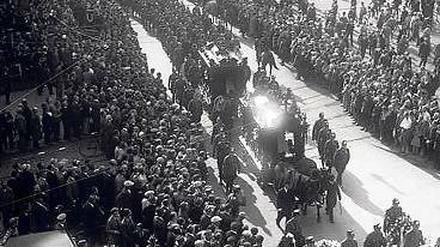 Nach der Tat. Für die 1931 ermordeten Polizisten gab es einen Trauerzug durch die Stadt. Tausende Berliner schauten zu.