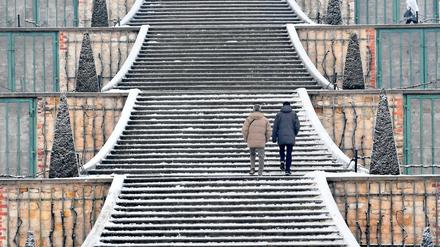 Schneeauf, schneeab. Auch Schloss Sanssouci in Potsdam präsentiert sich winterlich gepudert.