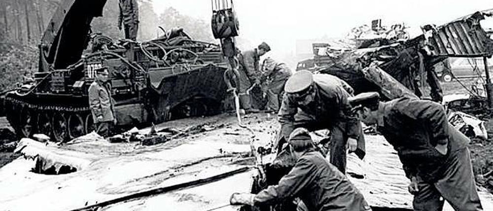 Die Katastrophe. Soldaten der Nationalen Volksarmee wurden im August 1972 zur Unglücksstelle in Wildau gerufen. Beim Absturz der IL-62 waren 148 Passagiere und acht Besatzungsmitglieder ums Leben gekommen.