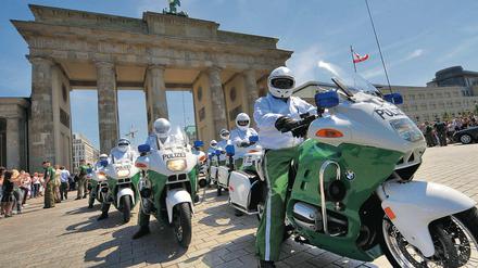 Die Tage sind gezählt. Die Berliner Polizei wird Staatsgäste künftig wohl nicht mehr ausschließlich auf BMW-Modellen durch die Stadt geleiten  für die Motorradstaffel wurden jetzt 35 Moto Guzzi in Italien bestellt.