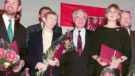 Wie alles anfing. Brandenburgs erster Ministerpräsident Manfred Stolpe, flankiert von Arbeitsministerin Regine Hildebrandt und Marianne Birthler (r.), die 1990 als Bildungsministerin im Kabinett der rot-grünen Koalition saß.