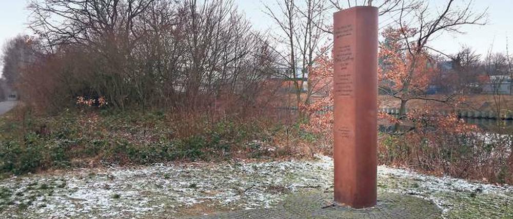 Nahe der Britzer-Allee-Brücke, die Neukölln und Treptow verbindet, gibt es einen Gedenkort. Hier starb am 5. Februar 1989 Chris Gueffroy im Kugelhagel der DDR-Grenzer.