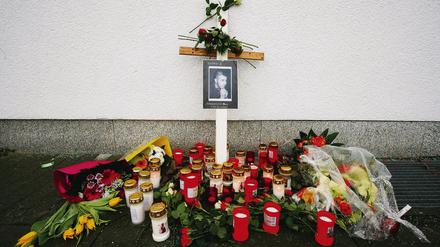 Ein mit Blumen geschmücktes Holzkreuz mit einem Foto des zu Tode gekommenen Dennis J. steht von Kerzen umringt an der Unglücksstelle an einer Straße in Schönfließ.