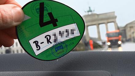 Gelb sollte Grün werden. Ab Januar 2010 dürfen in Berlins Innenstadt nur noch Autos mit grüner Plakette fahren  gelb geht nur noch im Ausnahmefall.
