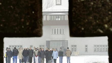 Besucher vor dem Eingangstor des Konzentrationslagers Sachsenhausen.