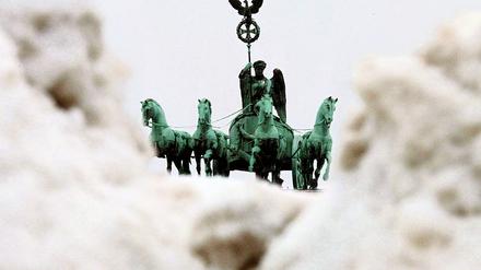 Die Quadriga auf dem Brandenburger Tor ragte am gestrigen Sonntag in Berlin über einem Schneeberg auf. Das Sturmtief Daisy" hat in Berlin und Brandenburg für viel Schnee, aber kein Chaos auf den Straßen gesorgt.