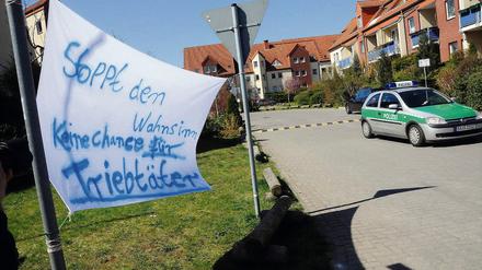Aufgepasst. Im brandenburgischen Joachimsthal demonstrierten besorgte Bürger tagelang vor der Wohnung eines aus der Haft entlassenen Sexualstraftäters, gegen den keine Sicherungsverwahrung verhängt werden konnte. Auch in Berlin-Spandau wussten Nachbarn von der Gefährlichkeit des neuen Nachbarn.