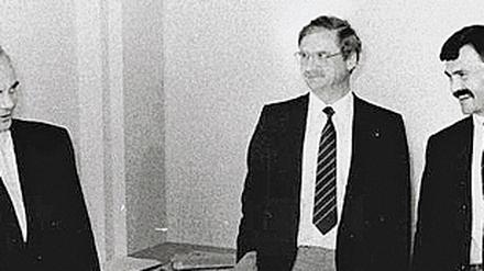 Unter sich. Manfred Stolpe (SPD), dessen Stasi-Verstrickungen später bekannt wurden, handelte 1990 den Koalitionsvertrag für die Ampelkoalition unter anderem mit dem damaligen FDP-Fraktionschef Rainer Siebert (r.) aus. Das Foto entstand am 24. Oktober 1990 bei den abschließenden Verhandlungen in Potsdam. In der Mitte: Der damalige FDP-Landesvorsitzende Knut Sandler.