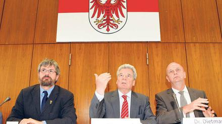 Rundreise. Joachim Gauck, der von SPD und Grünen nominierte Präsidentschaftskandidat, besuchte am Dienstag in Potsdam die Landtagsfraktionen von Grünen und SPD und sprach auch mit den Fraktionschefs Axel Vogel (Grüne, l.) und Dietmar Woidke (r.).