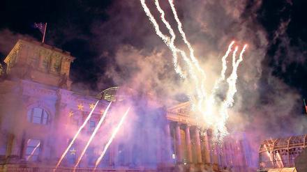 Mit einem Feuerwerk vor dem Reichstagsgebäude in Berlin endete gestern Abend der Festakt zum 20. Jahrestag der Deutschen Einheit.