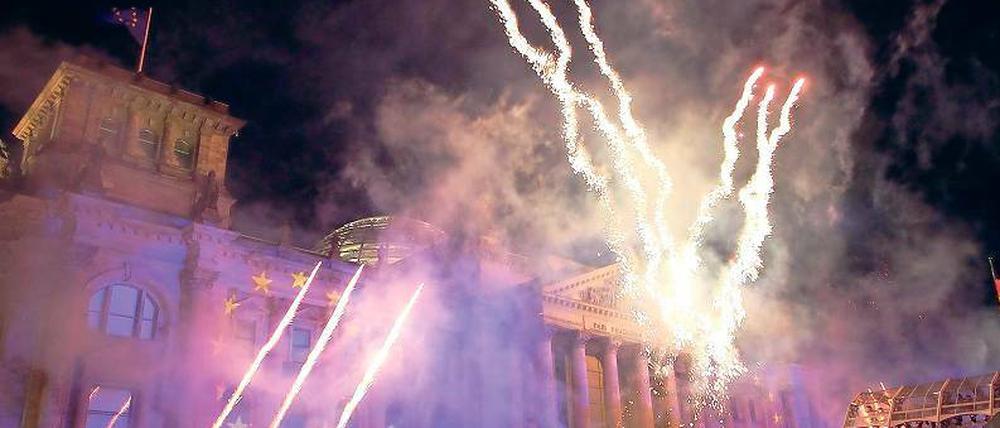 Mit einem Feuerwerk vor dem Reichstagsgebäude in Berlin endete gestern Abend der Festakt zum 20. Jahrestag der Deutschen Einheit.