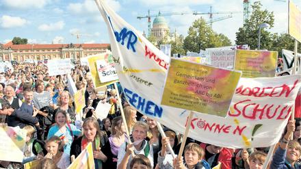 „Gemeinsam und ganzheitlich von ABC bis ABI“. Auch Schüler von Waldorfschulen in Brandenburg demonstrierten am Mittwoch in Potsdam gegen die Kürzungspläne der Landesregierung.