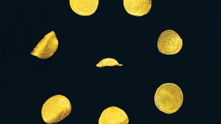 Goldstücke. Insgesamt acht spätrömische Münzen wurden gefunden.