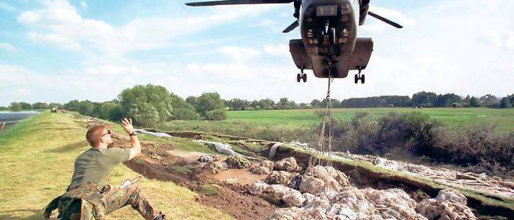 Helfer. Die Bundeswehr will auch in Zukunft bei Katastrophen – wie hier beim Oderhochwasser 1997 – bereitstehen.