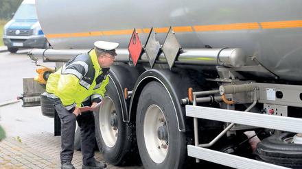 Mit kritischem Blick. Die Polizeidirektionen in Sachsen-Anhalt und Brandenburg haben am Mittwoch länderübergreifend an mehreren Standorten Verkehrskontrollen des Güterkraftverkehrs auf der Bundesautobahn A 2 durchgeführt.