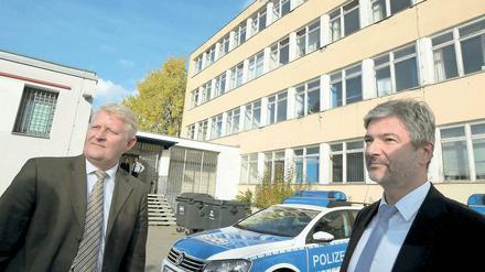 Hilfe kommt. Innenminister Ralf Holzschuher - hier mit Polizeipräsident Arne Feuring - will in Brandenburg wieder mehr Polizisten auf Streife schicken – bis Oktober sollen es mindestens 150 zusätzliche Beamte sein.