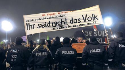 Klare Ansage. Rund 4000 Menschen protestierten am Montag gegen den Aufmarsch der „Bärgida“-Anhänger vor dem Brandenburger Tor in Berlin.