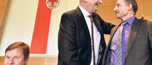 Erfolgreich. Finanzminister Görke (Linke, v. l.), Ministerpräsident Woidke und Innenminister Schröter (beide SPD).