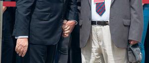 Hand in Hand. Bundespräsident Joachim Gauck und der sowjetische Kriegsveteran Solomatin Pjotr Timofejewitsch beim Gedenken an den 70. Jahrestag des Kriegsendes auf dem sowjetischen Soldatenfriedhof in Lebus.