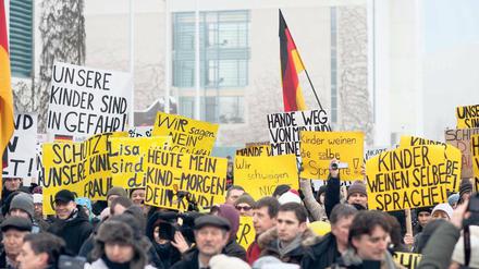 Schrille Gerüchte, kaum Fakten. Demonstranten am Samstag vor dem Kanzleramt. Die angebliche Vergewaltigung einer Minderjährigen sorgt für Wirbel.