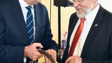 Will aktiv bleiben. Brandenburgs Ministerpräsident Dietmar Woidke (SPD) überreicht Landrat Burkhard Schröder (r.) einen Korb mit Saatkartoffeln zum Abschied.