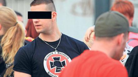 Reiner Freundschaftsdienst. Der im Nauen-Prozess angeklagte Thomas E. bei einer Neonazi-Demonstration in Nauen im Mai 2015. Neben ihm im roten T-Shirt: der NPD-Politiker Maik Schneider.
