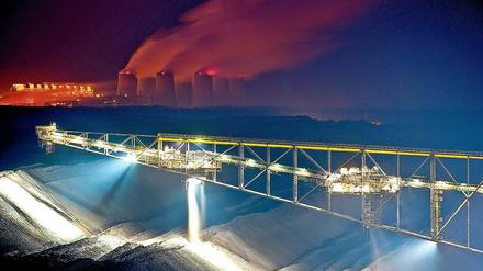 Im Licht. Abraumbrücke im Braunkohletagebau Jänschwalde. Im Hintergrund ist das Kraftwerk zu sehen, in dem die Kohle zu Energie umgewandelt wird.