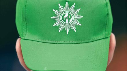 Nicht im grünen Bereich. Die Gewerkschaft der Polizei (GdP) – hier ein Jugendlicher mit einer Kappe mit dem Logo der Gewerkschaft – kritisiert die rot-rote Landesregierung und kündigt Proteste an.