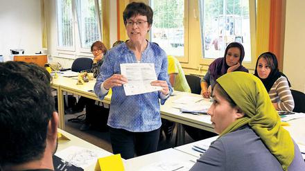 Brandenburg kennenlernen. Christiane Barberowski unterrichtet in Lauchhammer im Landeskundekurs für Asylbewerber und Flüchtlinge. Dabei wurde bisher 305 Teilnehmern Wissen über Deutschland und die Lausitz vermittelt.