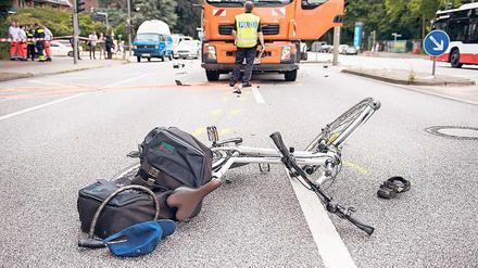 Gefährlich. Eine Kollision mit einem Lkw ist oft der Grund für schwere Verletzungen bei Radfahrern. Verkehrstechnik könnte helfen, Unfälle zu vermeiden.