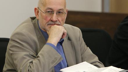 Horst Mahler, hier beim Prozessbeginn wegen Volksverhetzung im Landgericht Potsdam 2008.