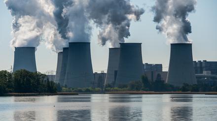 Die EU-Kartellbehörden gaben grünes Licht für den Verkauf der Vattenfall-Braunkohlesparte in Ostdeutschland. Hier sind die Kühltürme des Braunkohlekraftwerkes in Jänschwalde (Brandenburg) zu sehen.