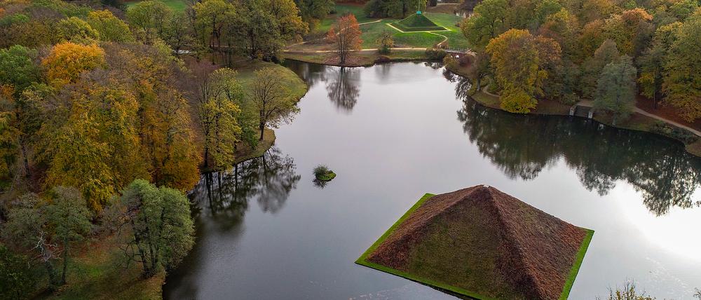 Die Seepyramide und dahinter die Landpyramide im Fürst-Pückler-Park von Branitz (Luftaufnahme mit einer Drohne). 