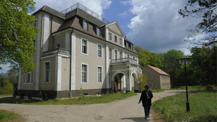Das Schloss Götschendorf wird die russisch-orthodoxe Klostergemeinde St. Georg beherbergen. Dazu wurde das Mönchshaus, das sich neben dem Herrenhaus befindet, hergerichtet. Es bietet Platz für 30 Mönche.