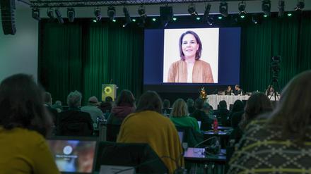 Bundesaußenministerin Annalena Baerbock ist beim Landesparteitag von Bündnis 90/Die Grünen in Falkensee in  einer Videobotschaft zu sehen. 