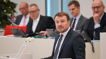 Daniel Keller, Parlamentarischer Geschäftsführer der SPD-Fraktion, spricht in der Sitzung des Brandenburger Landtages während der 2. Lesung zum Doppelhaushalt 2023/2024.