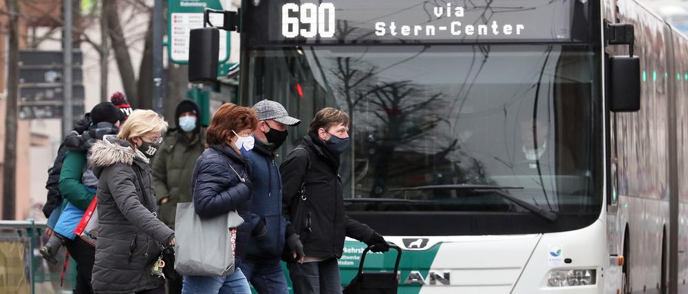 In Bussen und Bahnen muss weiterhin eine Maske getragen werden. 