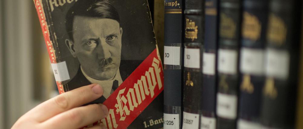 Im Geschichtsunterricht an Brandenburger Schulen kann Hitlers "Mein Kampf" zukünftig behandelt werden.